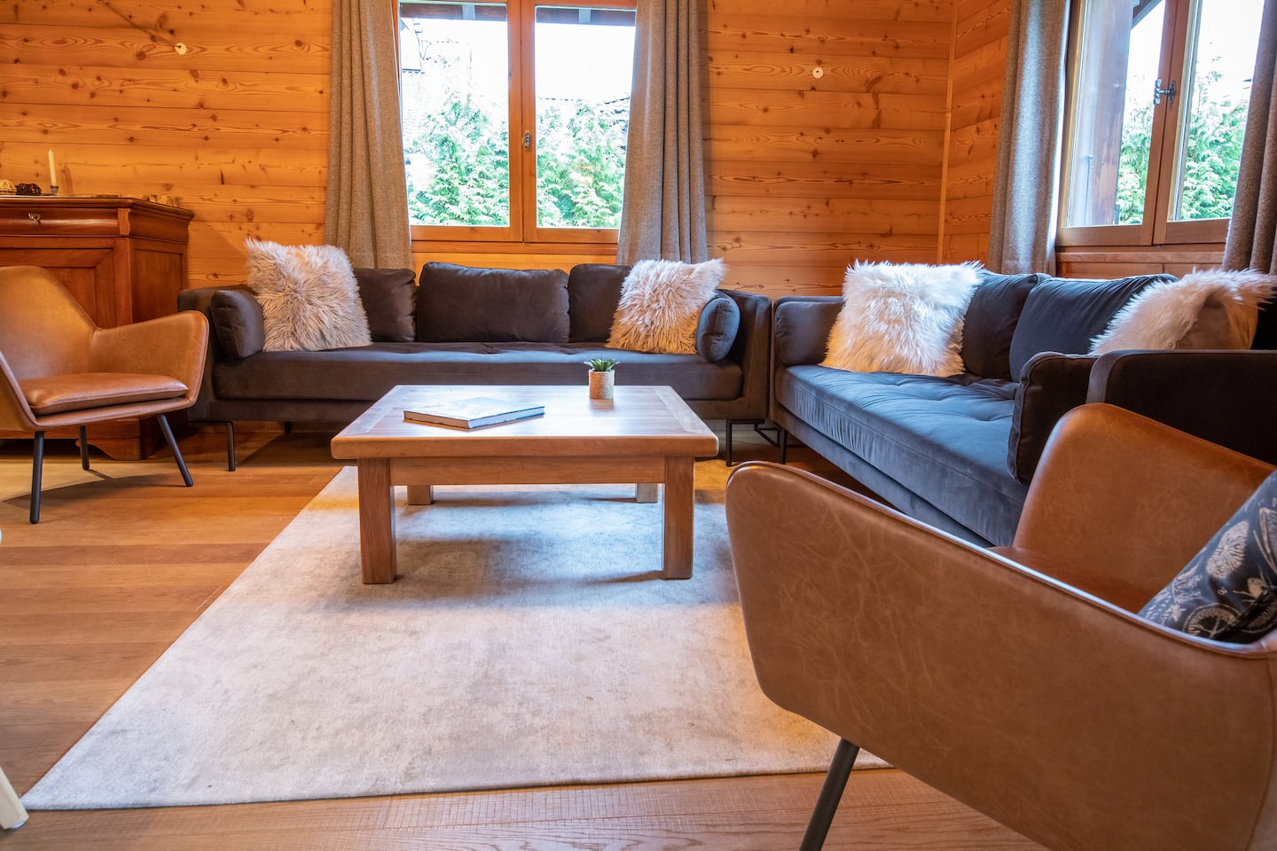 Very comfortable living room for a warm après-ski