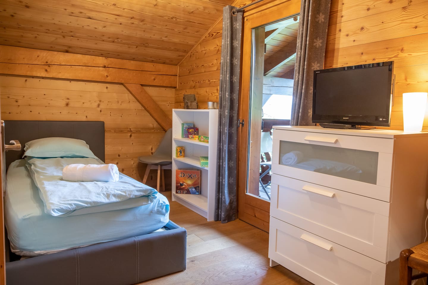 Small bedroom with two single beds upstairs